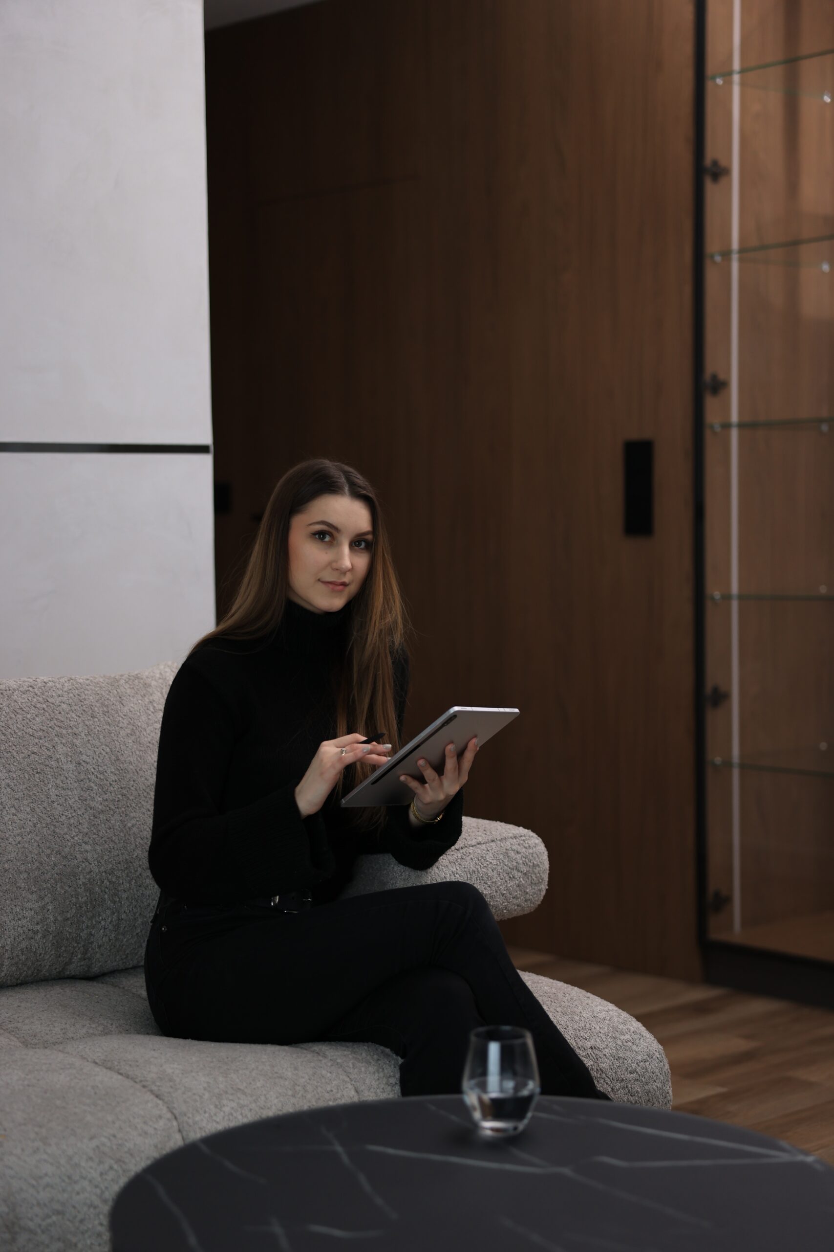 Aneta Rynkiewicz, architekt wnętrz 10na10 studio, podczas pracy nad projektem na tablecie